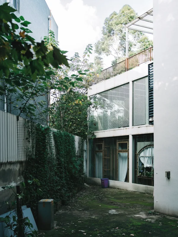 Garden Room, side court